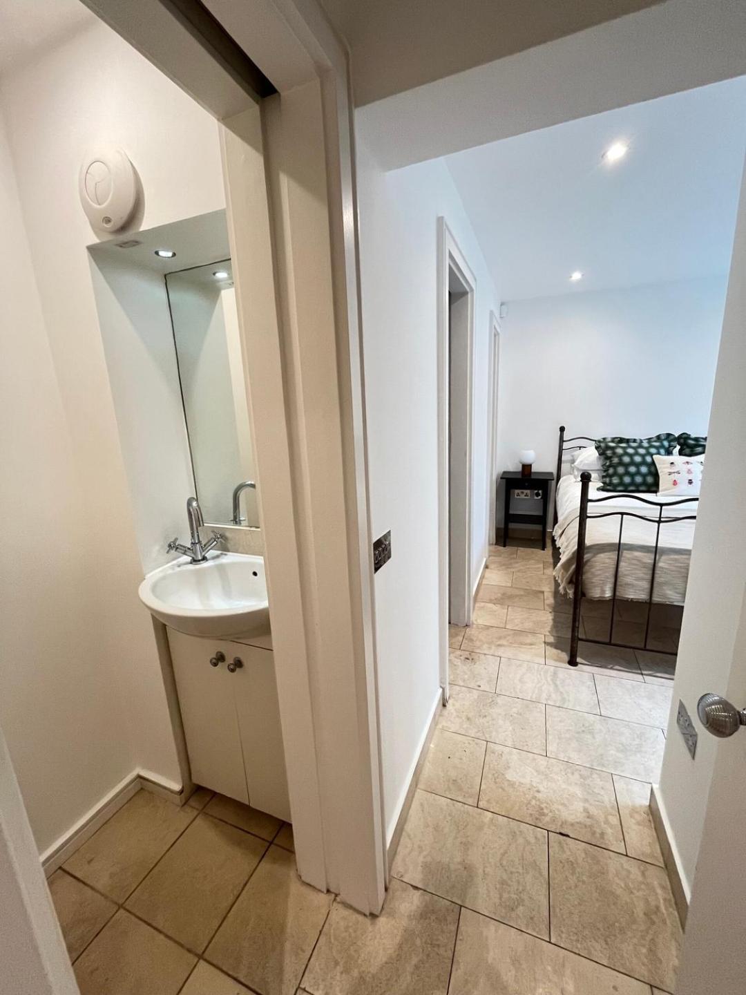Holland Park Hideaway: A Stylish Escape Holiday home London