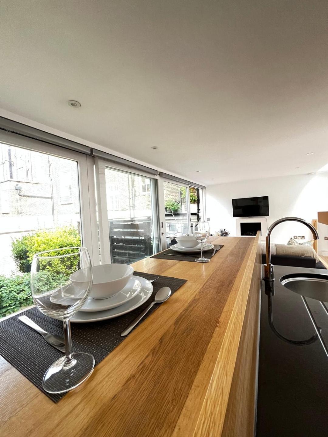 Holland Park Hideaway: A Stylish Escape Holiday home London